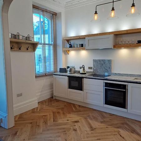 Spinnaker - Self Catering Apartment, Tenby Exteriör bild