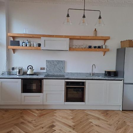 Spinnaker - Self Catering Apartment, Tenby Exteriör bild