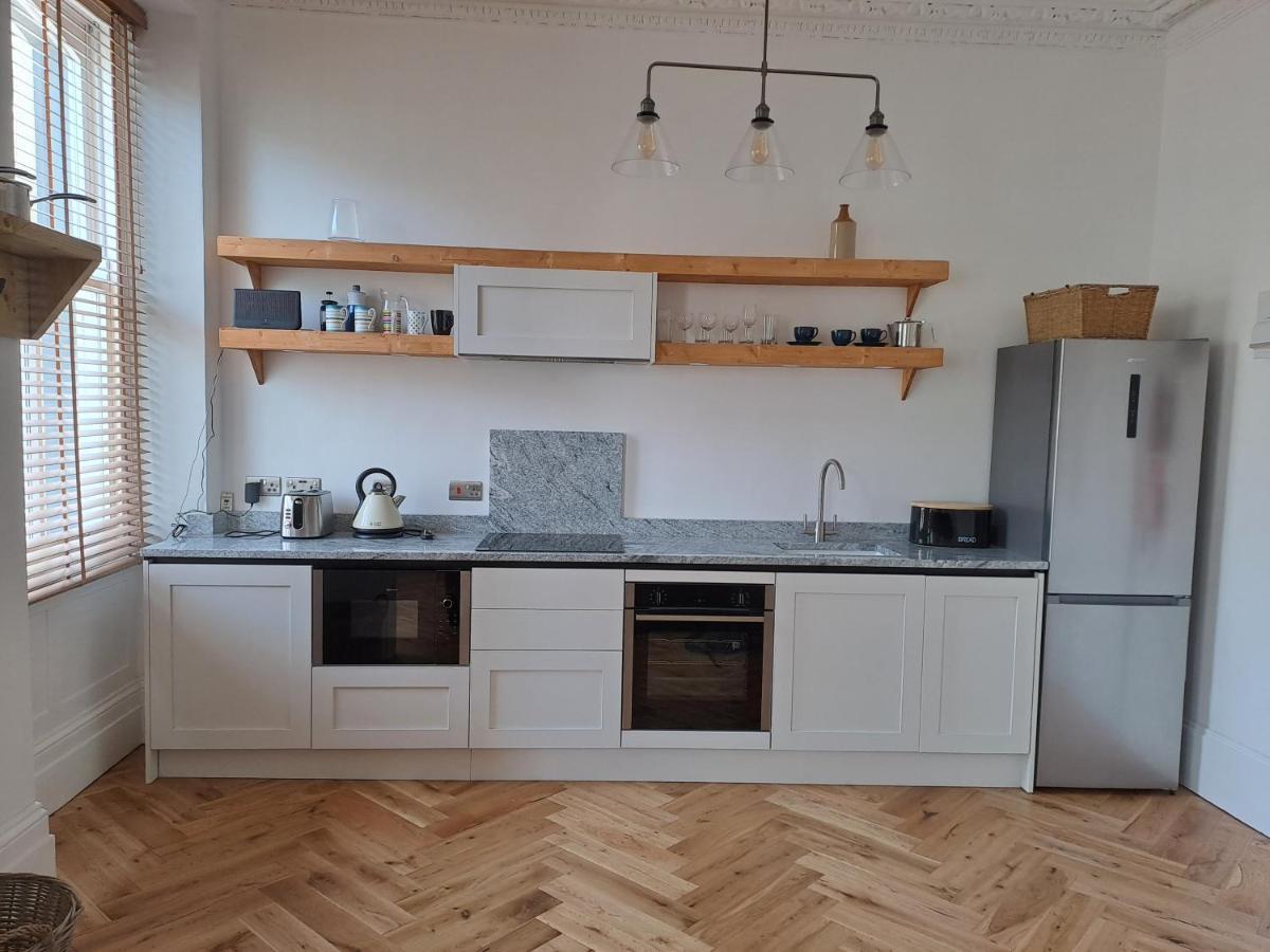 Spinnaker - Self Catering Apartment, Tenby Exteriör bild